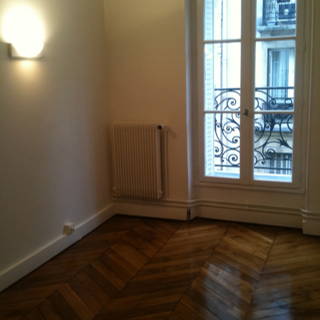 Bureau privé 12 m² 2 postes Location bureau Rue de Ponthieu Paris 75008 - photo 3